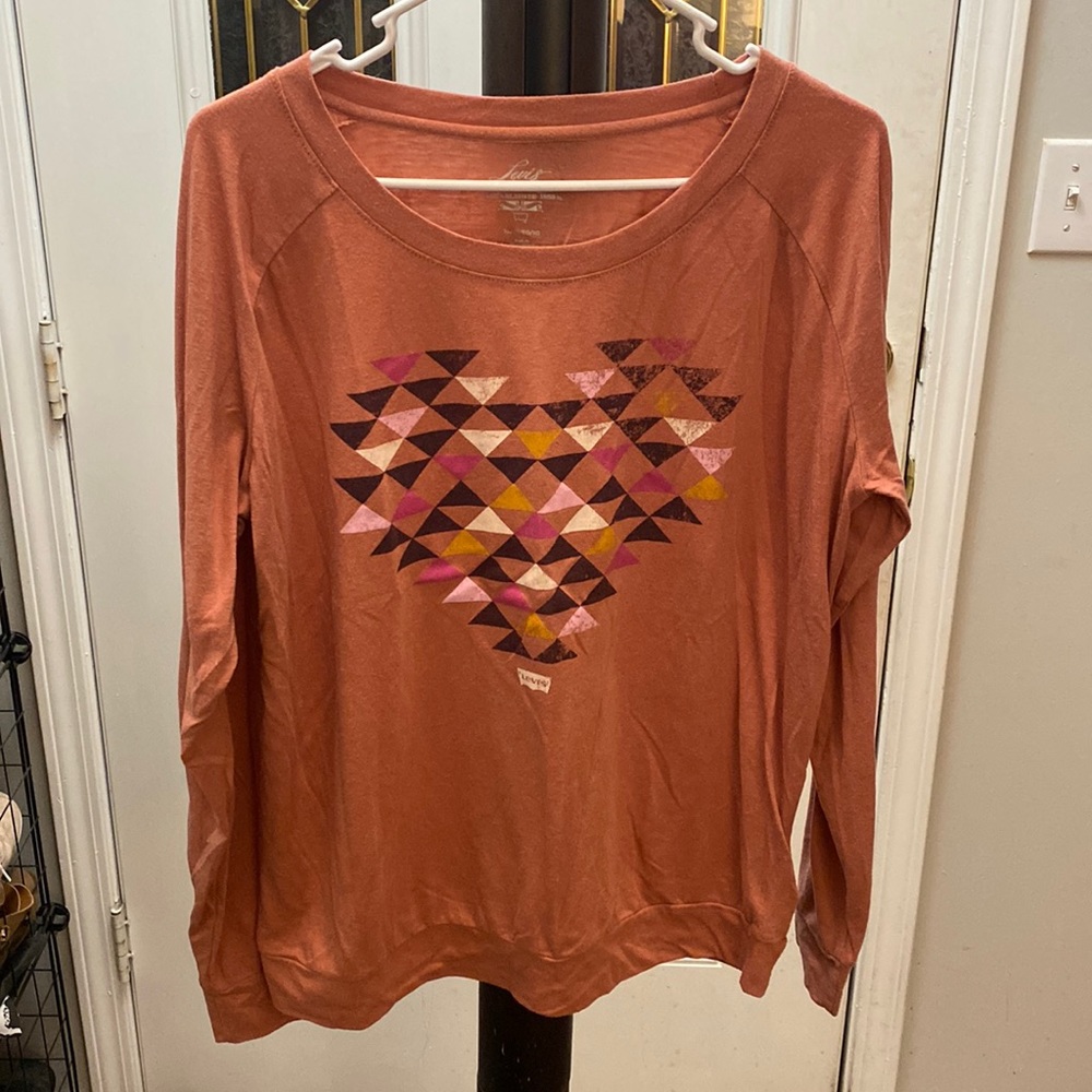 Levi’s long-sleeve tee. Size XL. Peach with block heart design